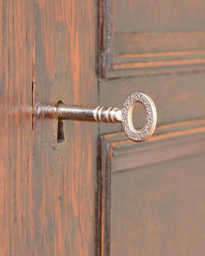 アンティークのキャビネット アンティーク家具 英国のアンティーク家具、オーク材の美しい木製サイドボード。小さなパーツにもこだわりが鍵もついています。(q-1972-f)