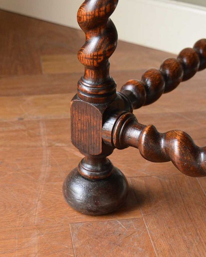 アンティークのキャビネット アンティーク家具 英国のアンティーク家具、オーク材の美しい木製サイドボード。女性1人でラクラク運べちゃう仕掛けHandleのアンティークは、脚の裏にフェルトキーパーをお付けしています。(q-1972-f)