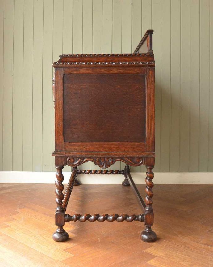 アンティークのキャビネット アンティーク家具 英国のアンティーク家具、オーク材の美しい木製サイドボード。もちろん横から見てもステキ横顔にだって妥協しません。(q-1972-f)