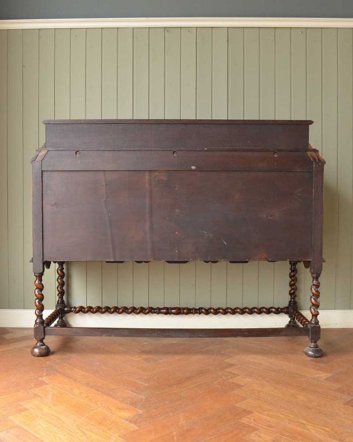 アンティークのキャビネット アンティーク家具 英国のアンティーク家具、オーク材の美しい木製サイドボード。さらに後ろ姿もチェックアンティークは新品ではないので、もちろん経年変化によるキズはありますが、専門の職人がキレイに修復しました。(q-1972-f)