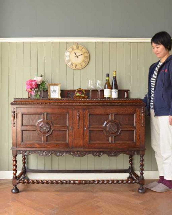 アンティークのキャビネット アンティーク家具 英国のアンティーク家具、オーク材の美しい木製サイドボード。英国アンティーク家具らしい重厚なオトナの美しさ重厚感のあるドッシリとした雰囲気の彫がたっぷり入ったサイドボード、もともとはダイニングでサーブ用に使われていた家具です。(q-1972-f)