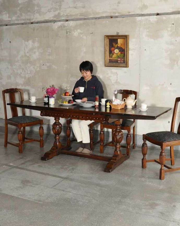 アンティークのテーブル　アンティーク家具　アンティーク英国輸入家具、装飾が美しい大きめのドローリーフテーブル（伸張式テーブル） 。3通りの大きさで使える便利なテーブル天板の下に隠れているリーフを引っ張り出せばあっという間に大きくなっちゃうドローリーフテーブル。(q-1973-f)