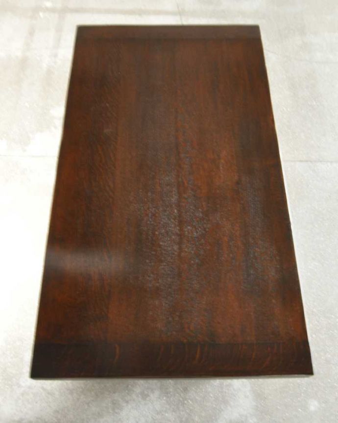 アンティークのテーブル　アンティーク家具　アンティーク英国輸入家具、装飾が美しい大きめのドローリーフテーブル（伸張式テーブル） 。上から見るとこんな形リーフを開く前はこんな形です。(q-1973-f)