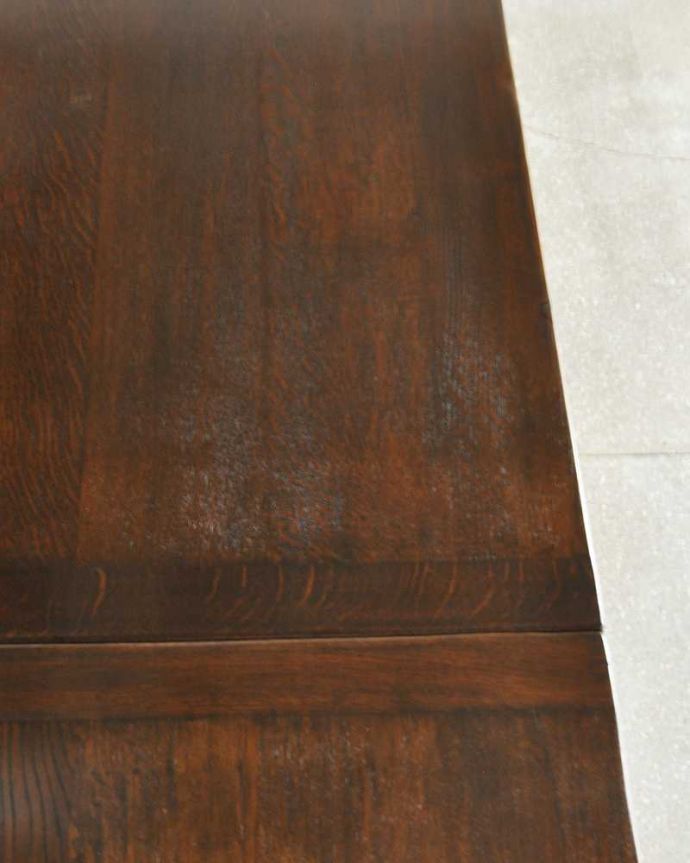 アンティークのテーブル　アンティーク家具　アンティーク英国輸入家具、装飾が美しい大きめのドローリーフテーブル（伸張式テーブル） 。近づいて見てみると、天板はこんな感じです。(q-1973-f)