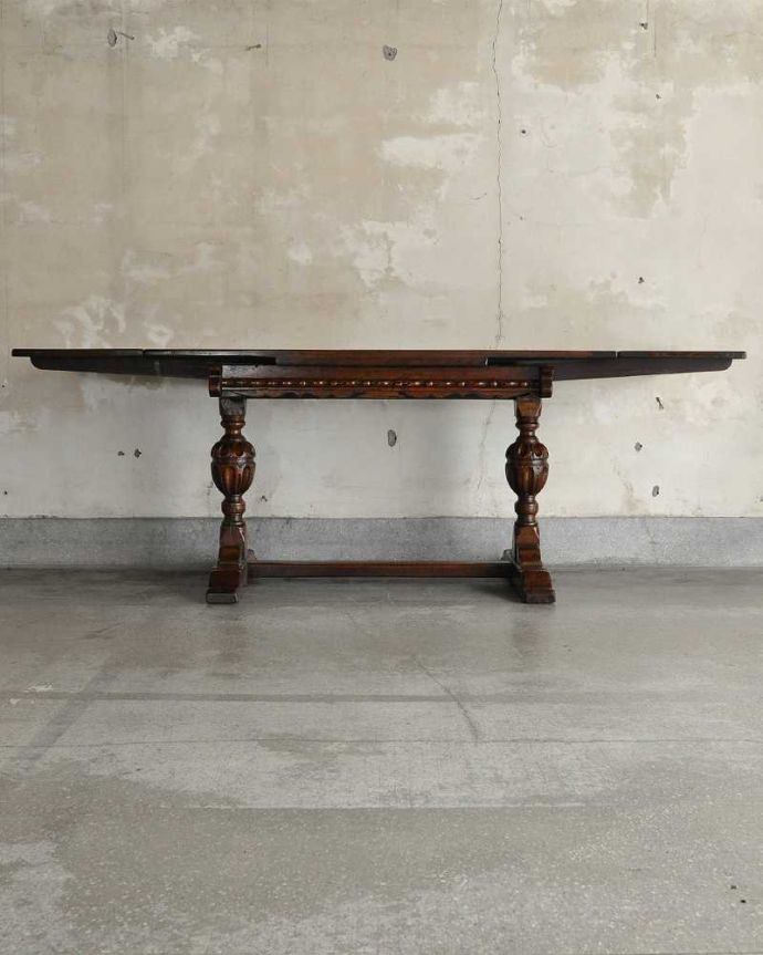 アンティークのテーブル　アンティーク家具　アンティーク英国輸入家具、装飾が美しい大きめのドローリーフテーブル（伸張式テーブル） 。両方開くと大きなサイズ！家族が増えた時やみんなが集まった時、両方のリーフを開けば大きなサイズに。(q-1973-f)