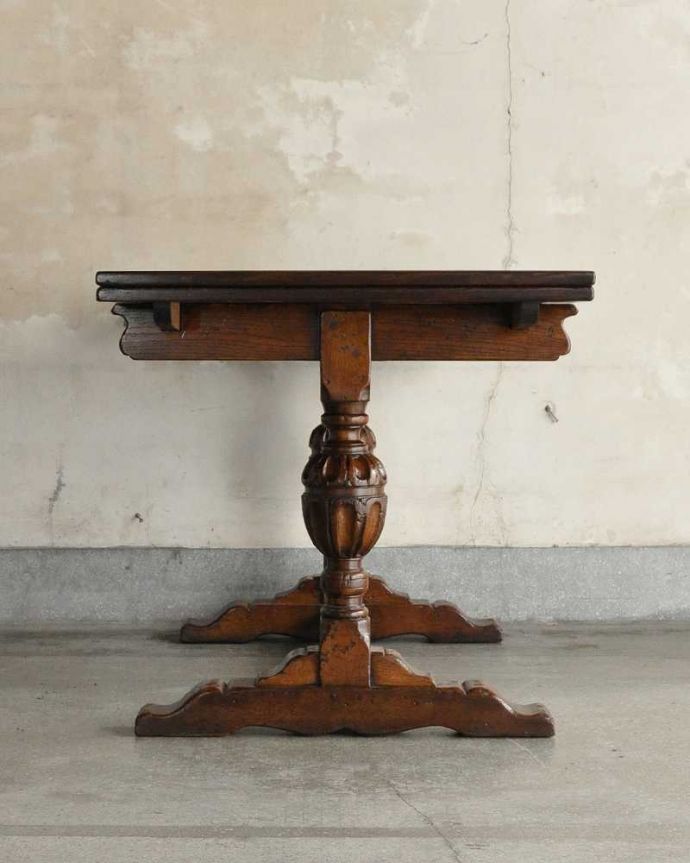 アンティークのテーブル　アンティーク家具　アンティーク英国輸入家具、装飾が美しい大きめのドローリーフテーブル（伸張式テーブル） 。こちら側から見てみると･･･アンティークは新品ではないので経年変化によるキズはありますが、専門の職人がしっかり修復しました。(q-1973-f)