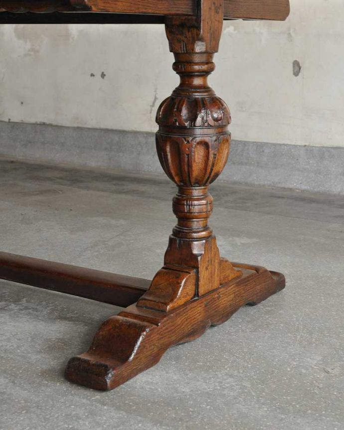 アンティークのテーブル　アンティーク家具　アンティーク英国輸入家具、装飾が美しい大きめのドローリーフテーブル（伸張式テーブル） 。持ち上げなくても移動できます！Handleのアンティークは、脚の裏にフェルトキーパーをお付けしていますので、持ち上げなくても床を滑らせて移動させることが出来ます。(q-1973-f)