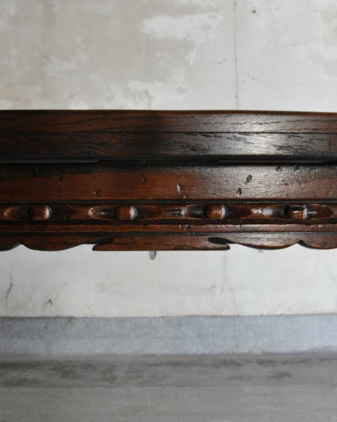 アンティークのテーブル　アンティーク家具　アンティーク英国輸入家具、装飾が美しい大きめのドローリーフテーブル（伸張式テーブル） 。惚れ惚れしちゃう美しさこんなに堅い無垢材に一体どうやって彫ったんだろう？と不思議になるくらい細かい彫にうっとりです。(q-1973-f)