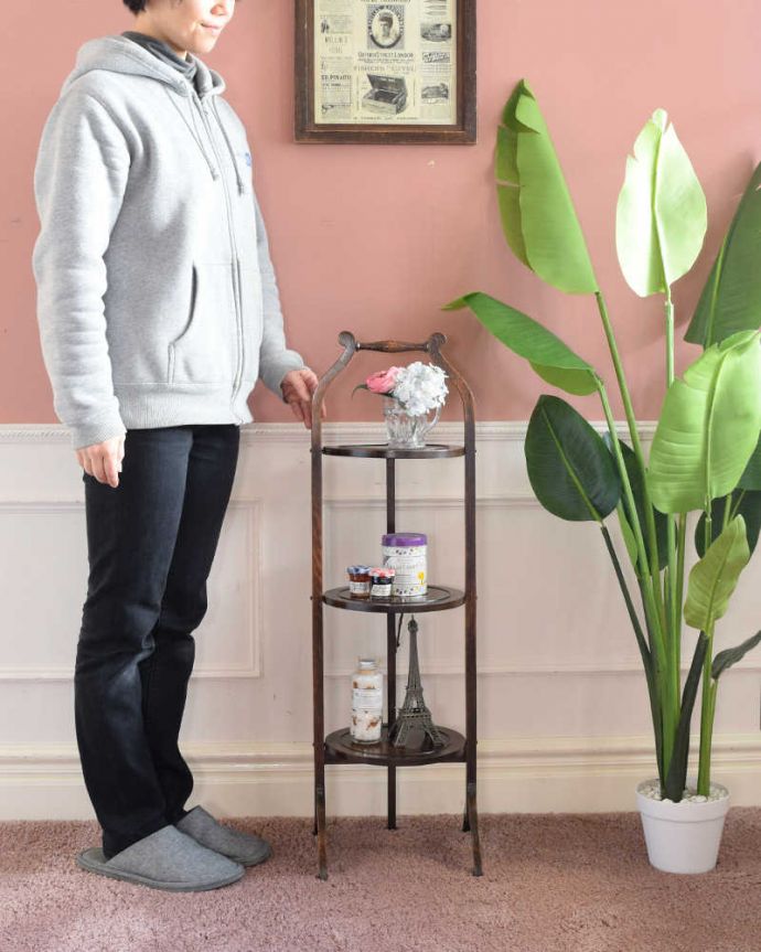 プランツスタンド・ケーキスタンド アンティーク家具 英国のアンティーク家具、持ち運びも簡単な小さなケーキスタンド 。英国アフタヌーンティーのために作られた家具19世紀末に屋外でのアフタヌーンティーを楽しむために作られた木製のケーキスタンド。(q-1974-f)