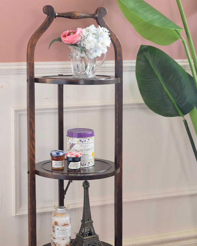 プランツスタンド・ケーキスタンド アンティーク家具 英国のアンティーク家具、持ち運びも簡単な小さなケーキスタンド 。自分流の使い方で自由に楽しめますもともとお皿を乗せて運んで使っていた小さなアンティーク家具。(q-1974-f)