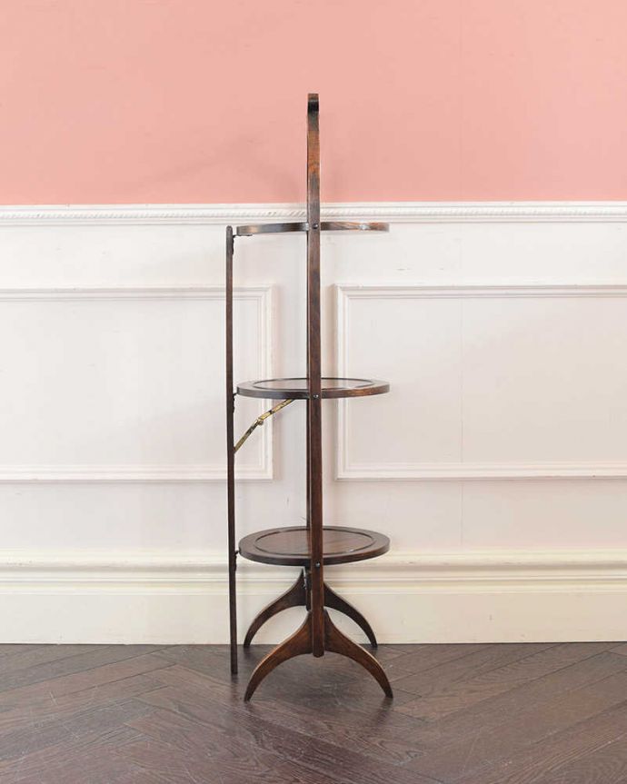 プランツスタンド・ケーキスタンド アンティーク家具 英国のアンティーク家具、持ち運びも簡単な小さなケーキスタンド 。横から見るとこんな形アンティークは新品ではないので、経年変化によるキズはありますが、専門の職人がしっかり修復したのでキレイです。(q-1974-f)