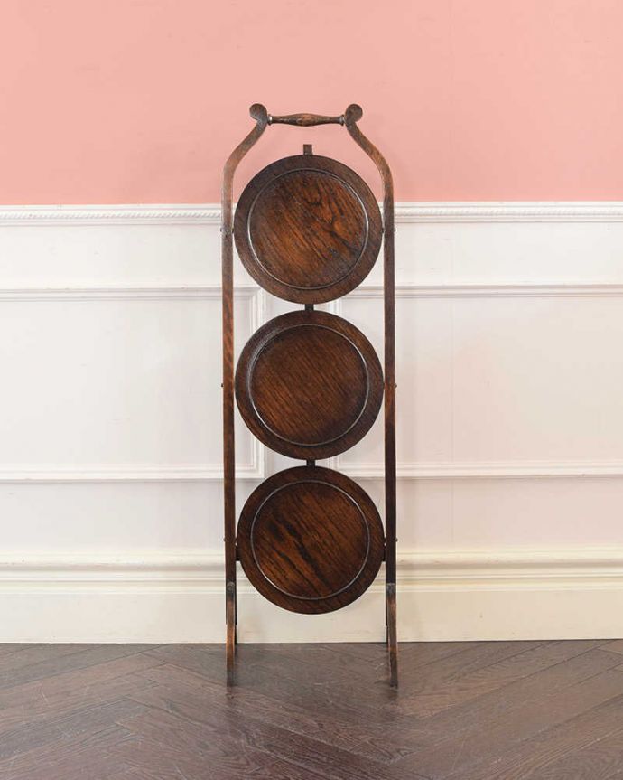 プランツスタンド・ケーキスタンド アンティーク家具 英国のアンティーク家具、持ち運びも簡単な小さなケーキスタンド 。畳むとこんなにコンパクト正面から見るとスクリーンのように見える姿もなんだか上品です。(q-1974-f)