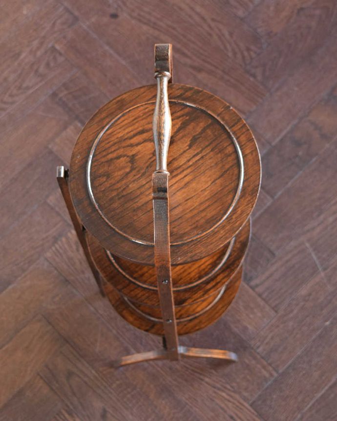 プランツスタンド・ケーキスタンド アンティーク家具 英国のアンティーク家具、持ち運びも簡単な小さなケーキスタンド 。上から見るとこんな感じ小さくても、もちろん専門の職人がしっかり修復したのでピッカピカです。(q-1974-f)