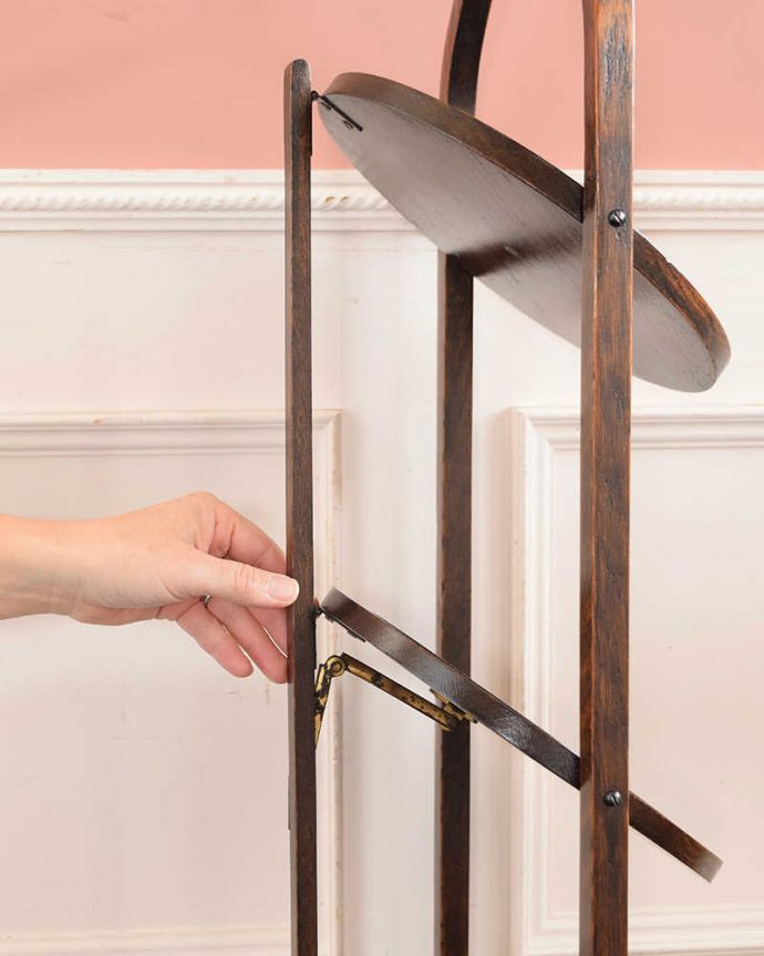 プランツスタンド・ケーキスタンド アンティーク家具 英国のアンティーク家具、持ち運びも簡単な小さなケーキスタンド 。あっという間に組み立て出来ます女性でも簡単に組み立て出来ます。(q-1974-f)