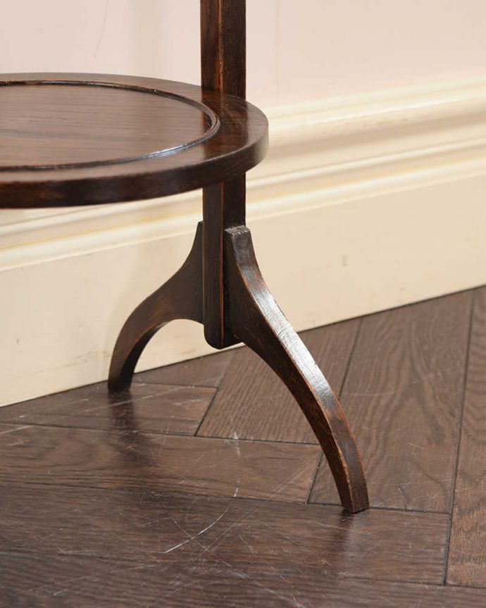 プランツスタンド・ケーキスタンド アンティーク家具 英国のアンティーク家具、持ち運びも簡単な小さなケーキスタンド 。Handleの家具の脚の裏には・・・フェルトキーパーを貼ってお送りしていますので引きずっても床にキズが付きません。(q-1974-f)