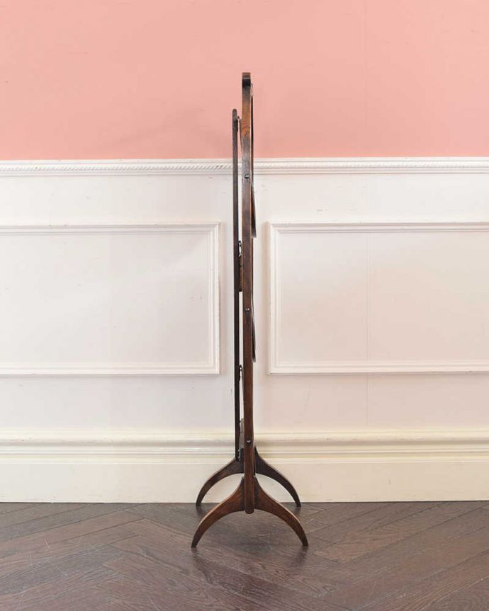 プランツスタンド・ケーキスタンド アンティーク家具 英国のアンティーク家具、持ち運びも簡単な小さなケーキスタンド 。こんなにコンパクト畳むとこんなにコンパクトなサイズになるので、狭い場所にも片付けられます。(q-1974-f)