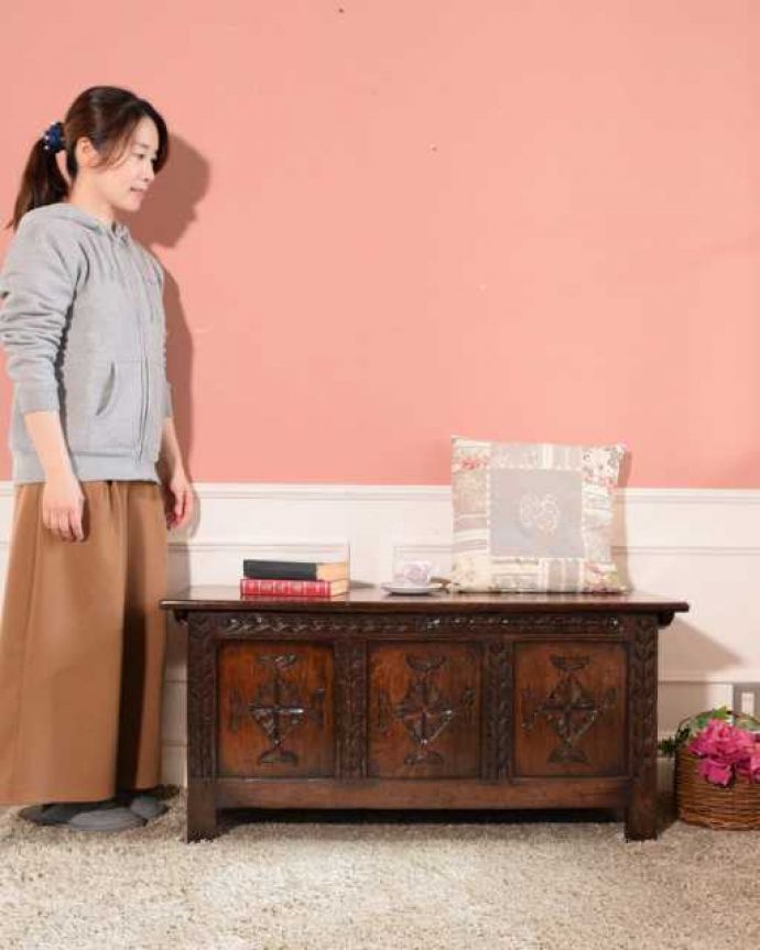 ブランケットボックス・収納ボックス アンティーク家具 贅沢に彫りがたっぷり刻まれた、英国輸入のアンティークの木製コファ(ブランケットチェスト)。いろんな場所で便利に使えるアンティーク家具の中で一番基本となるブランケットボックス。(q-1975-f)