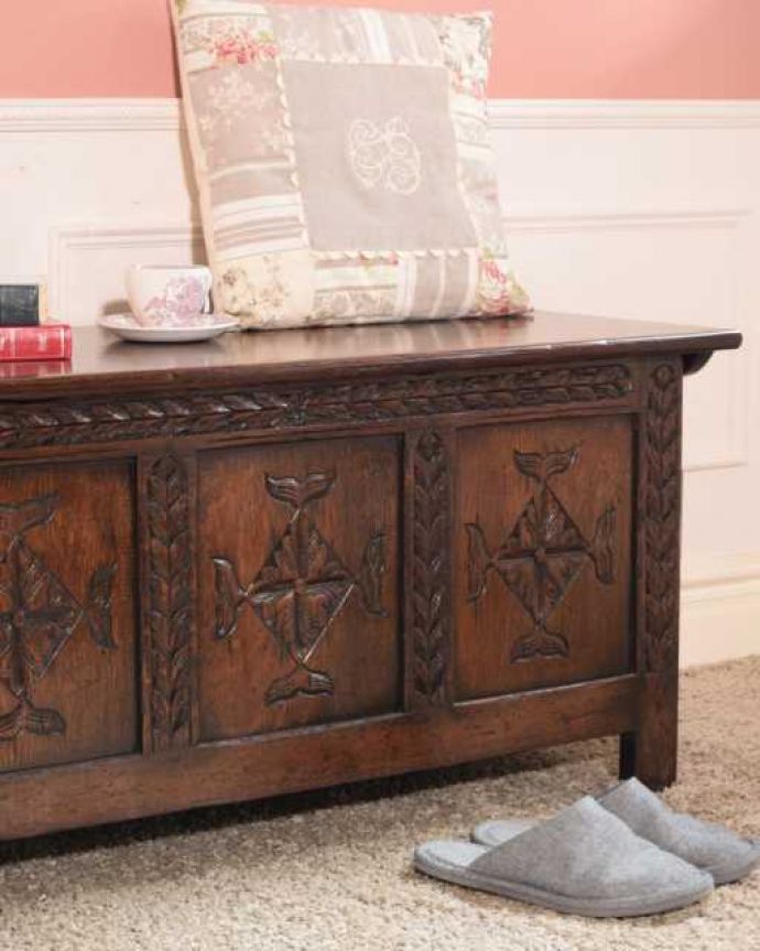 ブランケットボックス・収納ボックス アンティーク家具 贅沢に彫りがたっぷり刻まれた、英国輸入のアンティークの木製コファ(ブランケットチェスト)。アンティークらしい彫りの美しさが魅力豪華な彫りの美しさがアンティークらしい雰囲気。(q-1975-f)