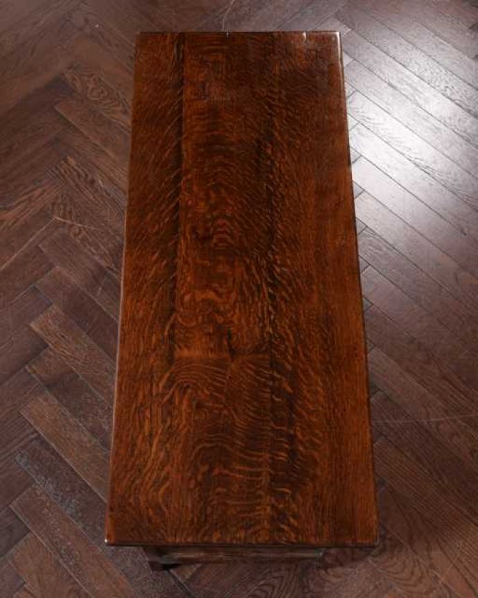 ブランケットボックス・収納ボックス アンティーク家具 贅沢に彫りがたっぷり刻まれた、英国輸入のアンティークの木製コファ(ブランケットチェスト)。天板もピカピカに仕上げました一番目立つ場所だから、修復の時、天板もキレイに仕上げました。(q-1975-f)