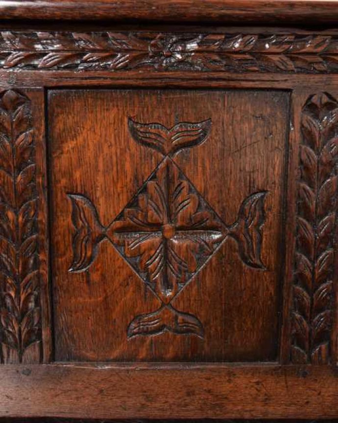 ブランケットボックス・収納ボックス アンティーク家具 贅沢に彫りがたっぷり刻まれた、英国輸入のアンティークの木製コファ(ブランケットチェスト)。繊細で美しい彫刻まだ機械がそんなに発達していない時代に、どうやって彫ったんでしょう・・・見事です。(q-1975-f)