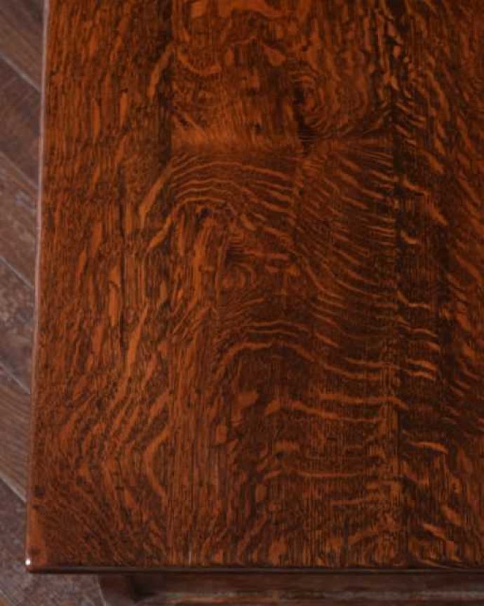 ブランケットボックス・収納ボックス アンティーク家具 贅沢に彫りがたっぷり刻まれた、英国輸入のアンティークの木製コファ(ブランケットチェスト)。近くで見ると・・・テーブル代わりにも使えるコファ。(q-1975-f)