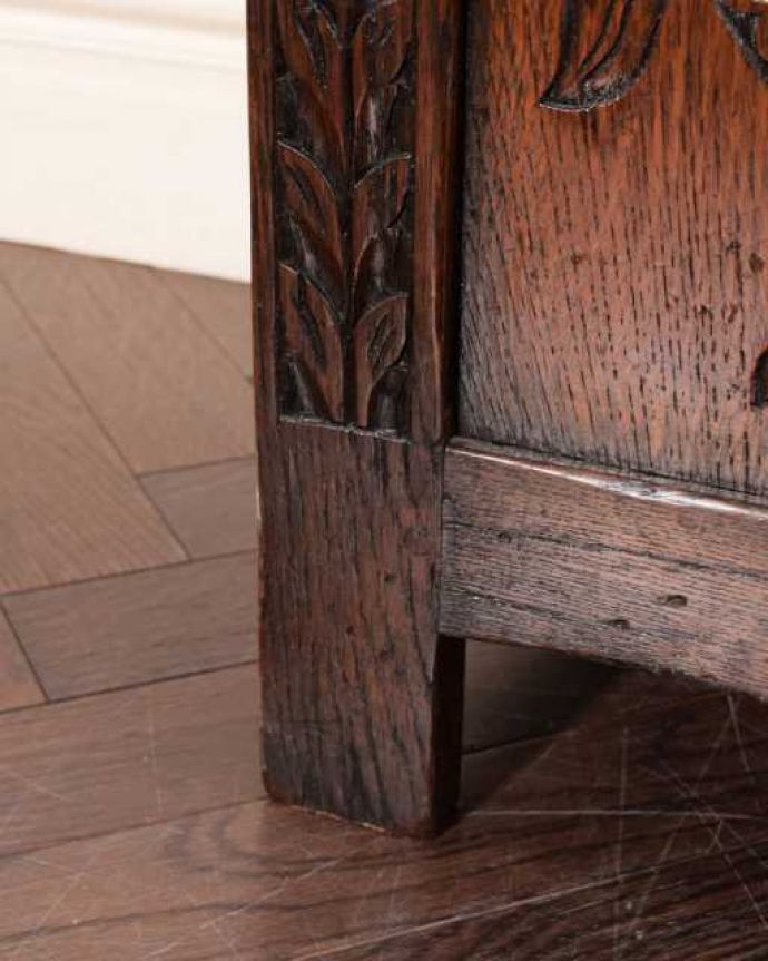 ブランケットボックス・収納ボックス アンティーク家具 贅沢に彫りがたっぷり刻まれた、英国輸入のアンティークの木製コファ(ブランケットチェスト)。女性1人でラクラク運べちゃう仕掛けHandleのアンティークは、脚の裏にフェルトキーパーをお付けしています。(q-1975-f)