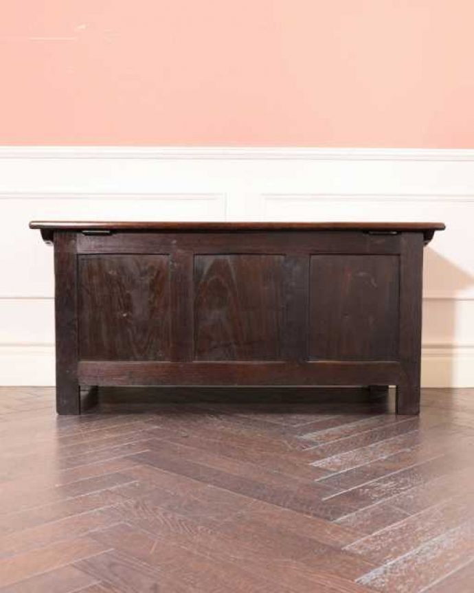 ブランケットボックス・収納ボックス アンティーク家具 贅沢に彫りがたっぷり刻まれた、英国輸入のアンティークの木製コファ(ブランケットチェスト)。後ろ姿も見て下さい。(q-1975-f)