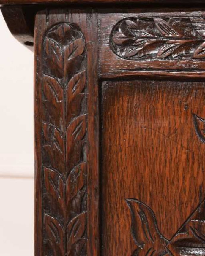 ブランケットボックス・収納ボックス アンティーク家具 贅沢に彫りがたっぷり刻まれた、英国輸入のアンティークの木製コファ(ブランケットチェスト)。惚れ惚れするような美しさとっても堅い無垢材に一体どうやって彫っていったんでしょう?アンティークらしく細かい彫りを眺めているだけでうっとりしてしまいます。(q-1975-f)