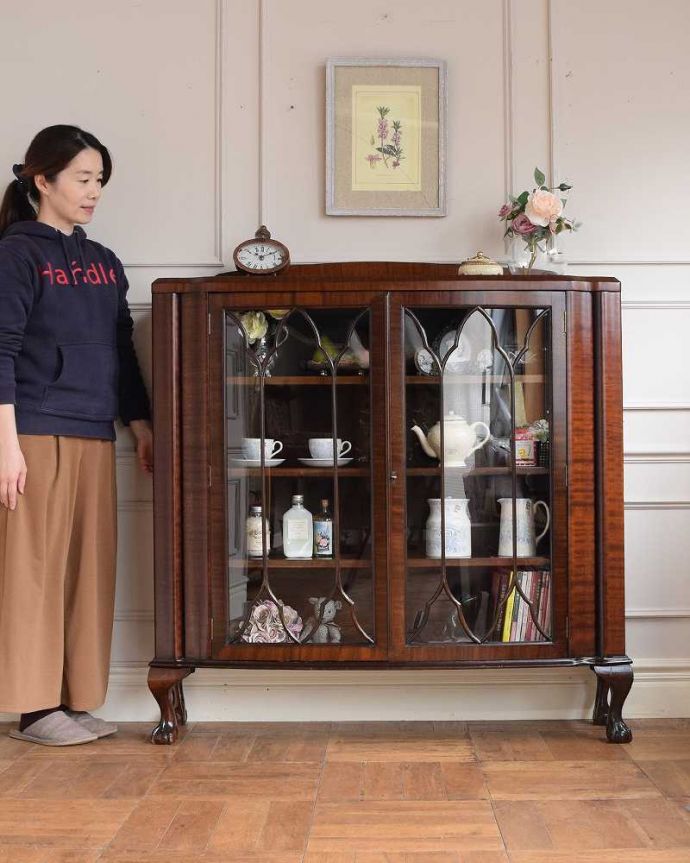 アンティークのキャビネット　アンティーク家具　曲線で描かれたデザインが美しいアンティーク家具、マホガニー材のガラスキャビネット。お気に入りの本や雑貨や本を並べてみましょう。(q-1976-f)