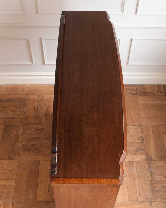 アンティークのキャビネット　アンティーク家具　曲線で描かれたデザインが美しいアンティーク家具、マホガニー材のガラスキャビネット。天板もキレイに仕上げました。(q-1976-f)