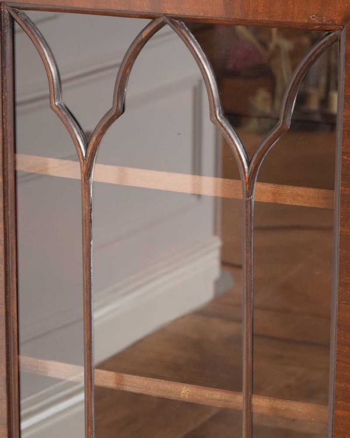 アンティークのキャビネット　アンティーク家具　曲線で描かれたデザインが美しいアンティーク家具、マホガニー材のガラスキャビネット。いろんな場所にこだわり彫のデザインもいろいろです。(q-1976-f)