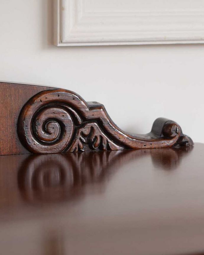 アンティークのキャビネット　アンティーク家具　曲線で描かれたデザインが美しいアンティーク家具、マホガニー材のガラスキャビネット。ここの彫も最上級の美しさいろんな部分の美しさが重なり合って、最上級の美しさを醸し出してくれます。(q-1976-f)