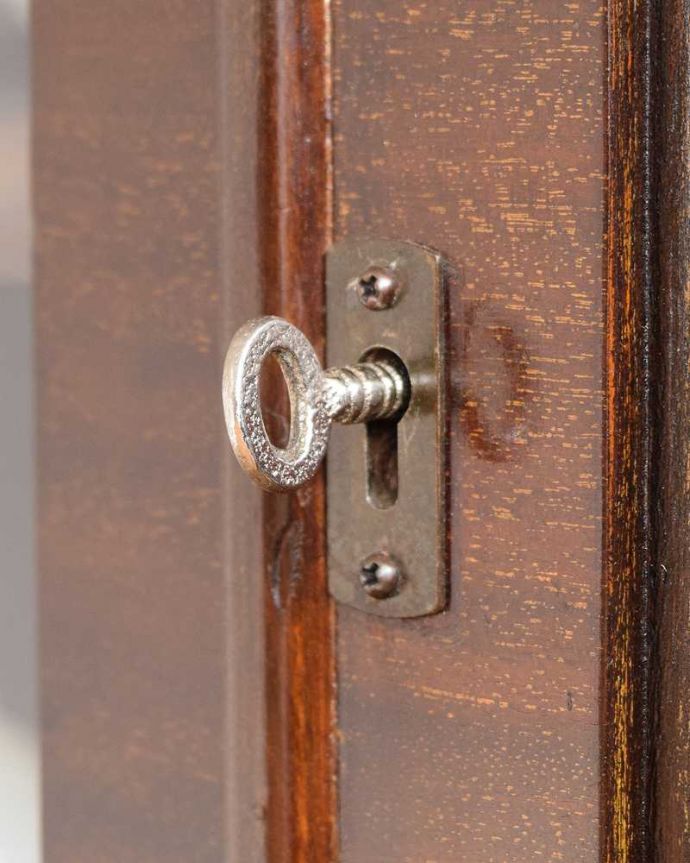 アンティークのキャビネット　アンティーク家具　曲線で描かれたデザインが美しいアンティーク家具、マホガニー材のガラスキャビネット。小さなパーツにもこだわりカギも使えるように修復しました。(q-1976-f)