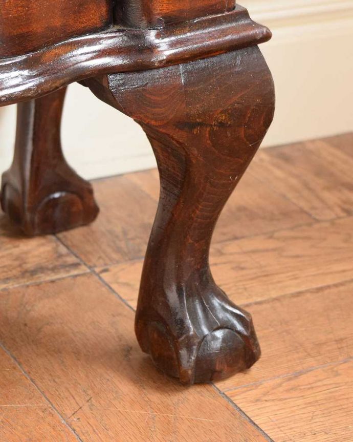 アンティークのキャビネット　アンティーク家具　曲線で描かれたデザインが美しいアンティーク家具、マホガニー材のガラスキャビネット。女性１人でラクラク運べちゃうんですHandleのアンティークは、脚の裏にフェルトキーパーをお付けしています。(q-1976-f)