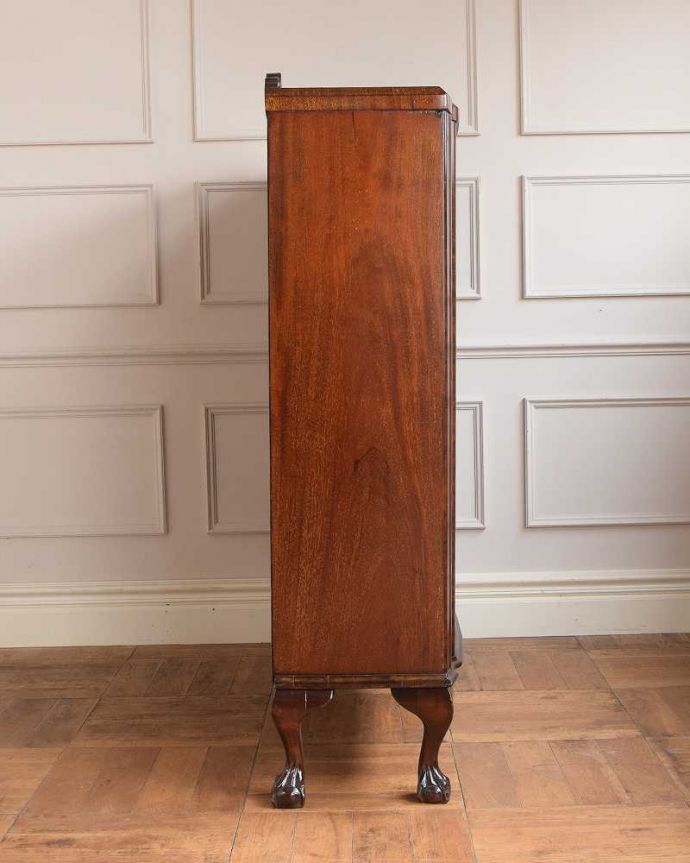 アンティークのキャビネット　アンティーク家具　曲線で描かれたデザインが美しいアンティーク家具、マホガニー材のガラスキャビネット。横から見てもステキ横から見るとこんな感じ。(q-1976-f)