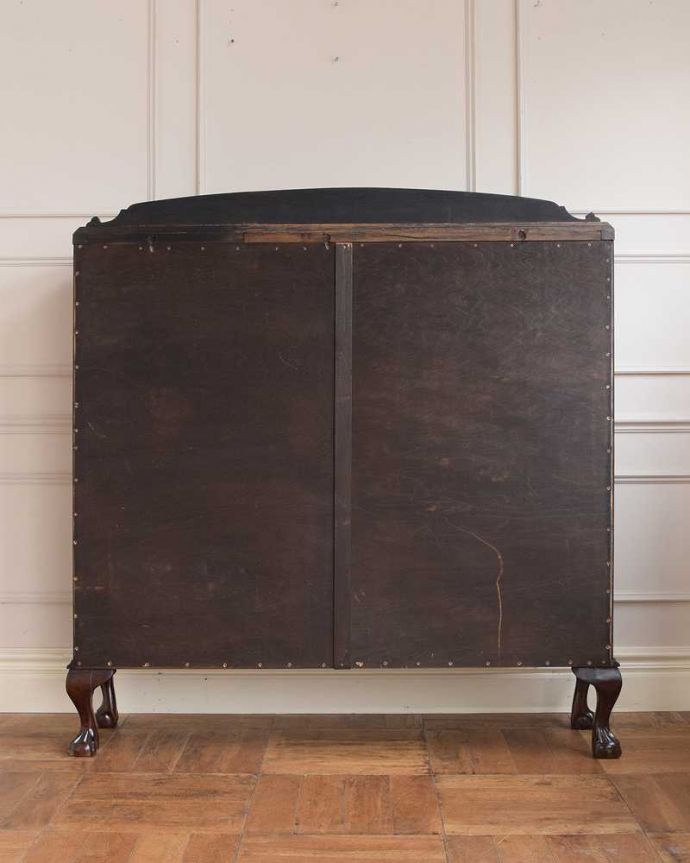 アンティークのキャビネット　アンティーク家具　曲線で描かれたデザインが美しいアンティーク家具、マホガニー材のガラスキャビネット。後ろ姿にも気を使ってますアンティークは新品ではないので、もちろん経年変化によるキズはありますが、専門の職人がキレイにお直しをしているので、後ろ姿までキレイです。(q-1976-f)