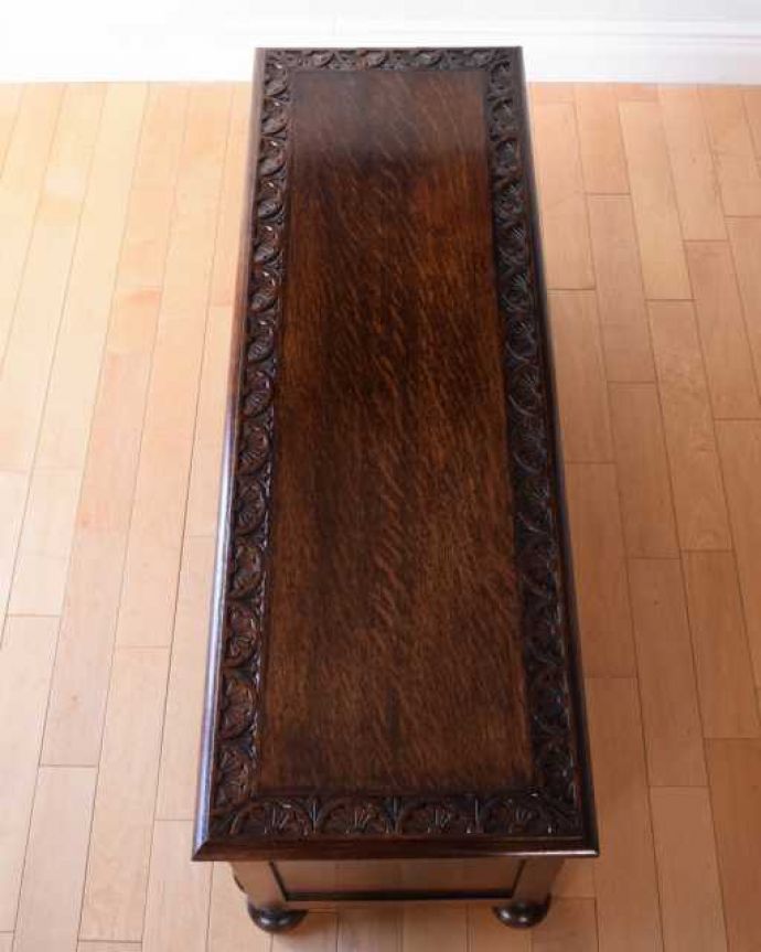 ブランケットボックス・収納ボックス アンティーク家具 便利に使える英国アンティーク収納家具、ブランケットボックス(ブランケットチェスト)。天板もピカピカに仕上げました一番目立つ場所だから、修復の時、天板もキレイに仕上げました。(q-1977-f)