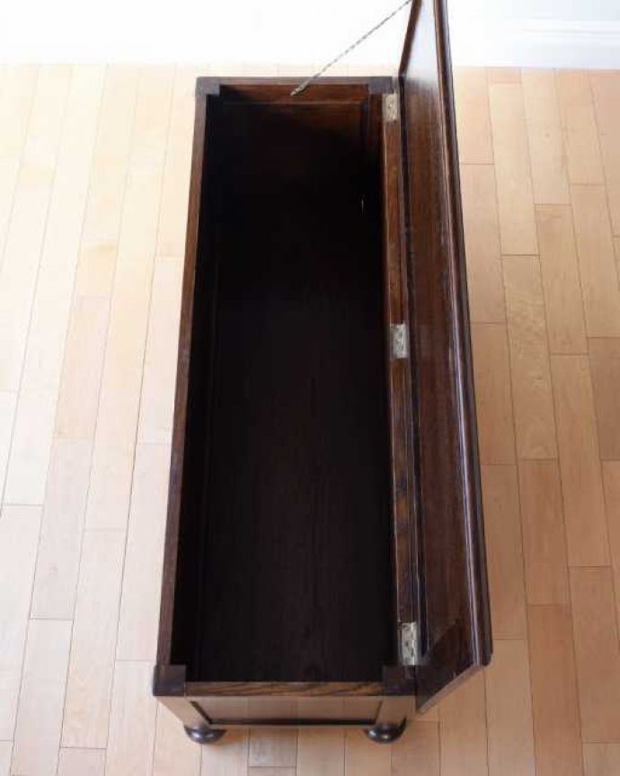 ブランケットボックス・収納ボックス アンティーク家具 便利に使える英国アンティーク収納家具、ブランケットボックス(ブランケットチェスト)。フタを開くと・・・本やクッション、ブランケットなど、リビングで散らかっているものをたっぷり収納できます。(q-1977-f)