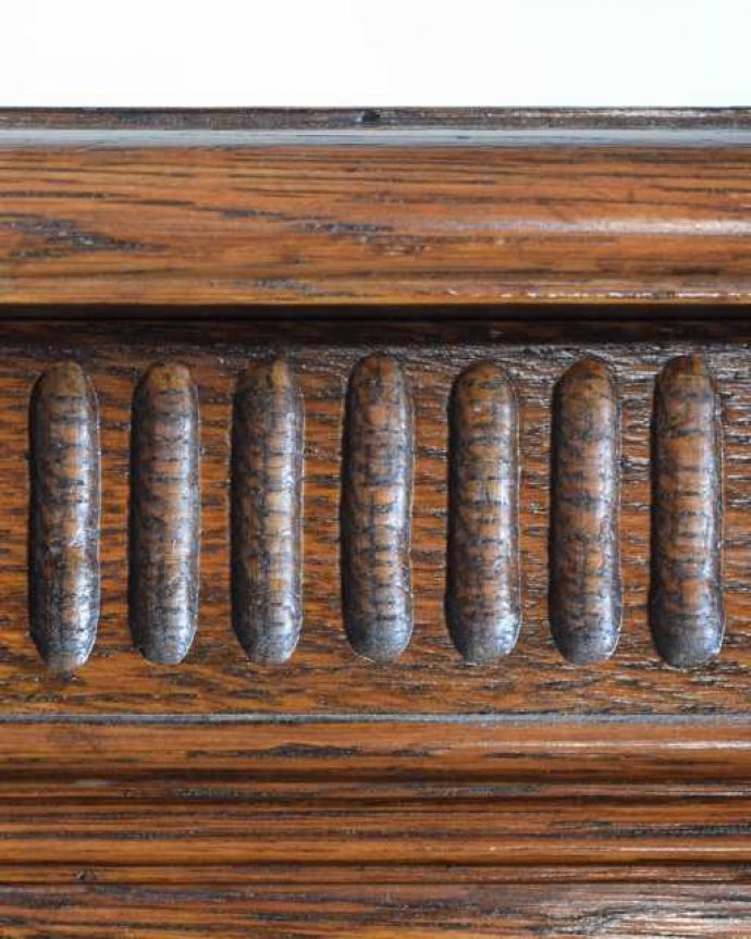 ブランケットボックス・収納ボックス アンティーク家具 便利に使える英国アンティーク収納家具、ブランケットボックス(ブランケットチェスト)。繊細で美しい彫刻まだ機械がそんなに発達していない時代に、どうやって彫ったんでしょう・・・見事です。(q-1977-f)