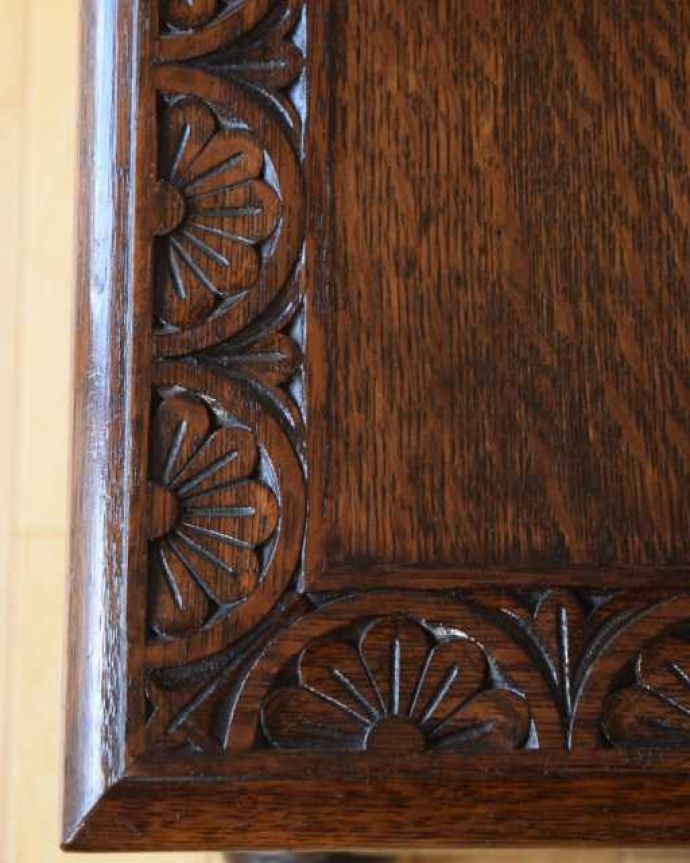 ブランケットボックス・収納ボックス アンティーク家具 便利に使える英国アンティーク収納家具、ブランケットボックス(ブランケットチェスト)。近くで見ると・・・テーブル代わりにも使えるコファ。(q-1977-f)