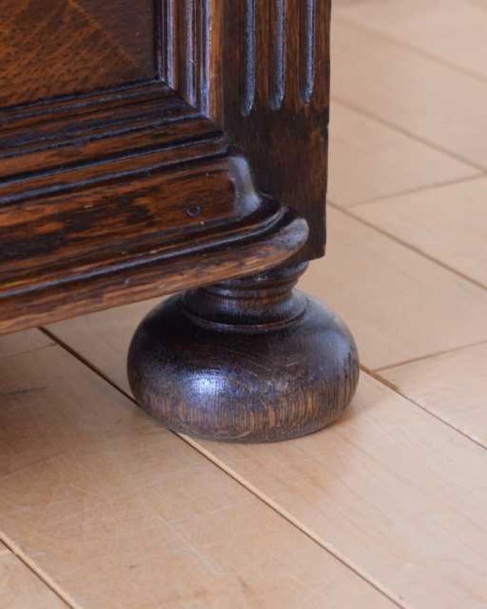 ブランケットボックス・収納ボックス アンティーク家具 便利に使える英国アンティーク収納家具、ブランケットボックス(ブランケットチェスト)。女性1人でラクラク運べちゃう仕掛けHandleのアンティークは、脚の裏にフェルトキーパーをお付けしています。(q-1977-f)