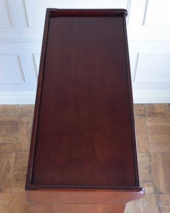 アンティークのキャビネット アンティーク家具 重ねて積み上げるスタッキングブックケース、英国輸入のアンティークキャビネット。上から形を見てみると・・・天板はこんな形です。(q-1978-f)