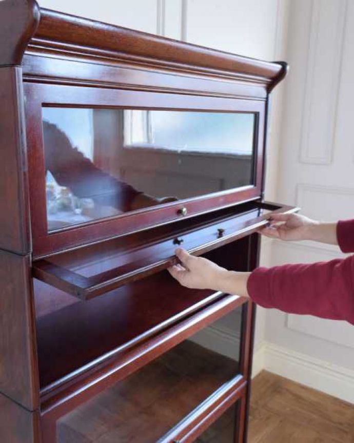 アンティークのキャビネット アンティーク家具 重ねて積み上げるスタッキングブックケース、英国輸入のアンティークキャビネット。ちょっとオシャレな扉フラップ式の扉なので、上に持ち上げてスライドさせれば中に収納出来ます。(q-1978-f)