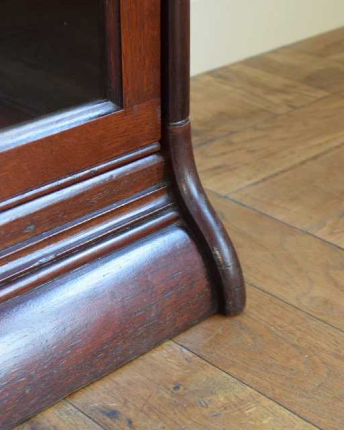 アンティークのキャビネット アンティーク家具 重ねて積み上げるスタッキングブックケース、英国輸入のアンティークキャビネット。女性1人でも運べますHandleのアンティークは、脚の裏にフェルトキーパーをお付けしているので、女性でも床を滑らせて移動が出来ます。(q-1978-f)