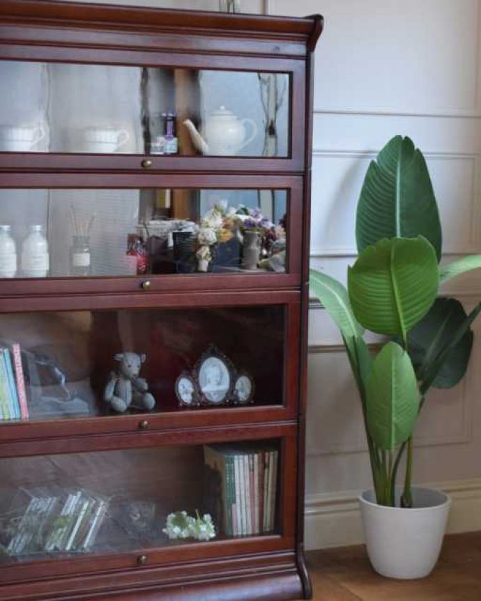 アンティークのキャビネット アンティーク家具 重ねて積み上げるスタッキングブックケース、英国輸入のアンティークキャビネット。ガラス越しに中をのぞいてみると・・・こんなにおしゃれな家具が事務機器だったなんて考えられないくらい。(q-1978-f)