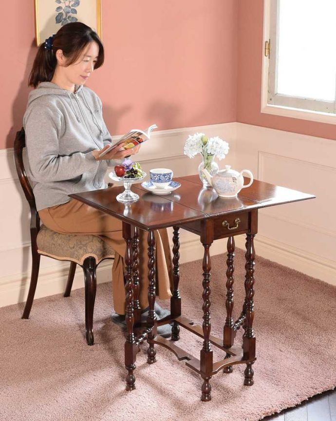 アンティークのテーブル アンティーク家具 英国らしいアンティーク家具、スモールサイズの伸張式のゲートレッグテーブル。使い方に合わせて3通りで使えるアンティークの定番アンティーク家具の定番テーブルと言えばゲートレッグテーブル。(q-1979-f)