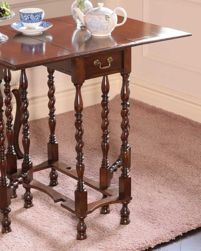 アンティークのテーブル アンティーク家具 英国らしいアンティーク家具、スモールサイズの伸張式のゲートレッグテーブル。自慢はやっぱりゲート(門)のような脚まるでゲート(門)が開くような脚の形から名前が付けられたゲートレッグテーブル。(q-1979-f)