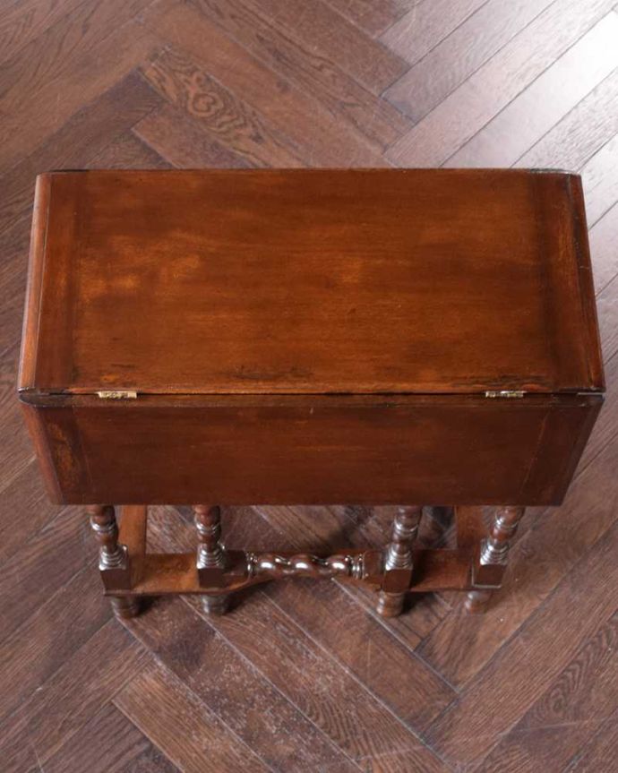 アンティークのテーブル アンティーク家具 英国らしいアンティーク家具、スモールサイズの伸張式のゲートレッグテーブル。畳むとこんなにスリムなサイズリーフを閉じた状態のテーブルを上から見るとこんな感じ。(q-1979-f)