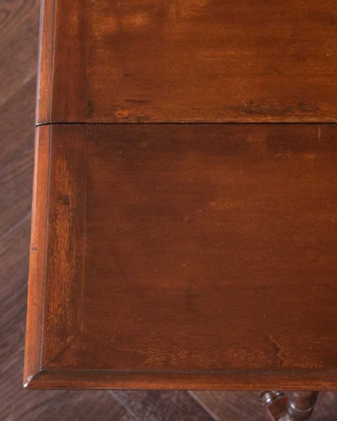 アンティークのテーブル アンティーク家具 英国らしいアンティーク家具、スモールサイズの伸張式のゲートレッグテーブル。近づいて見てみると・・・時間と手間暇を掛けて職人が丁寧にお直しした天板は、木目も美しいんです。(q-1979-f)