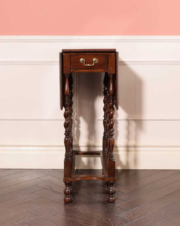 アンティークのテーブル アンティーク家具 英国らしいアンティーク家具、スモールサイズの伸張式のゲートレッグテーブル。意外にコンパクト昔、使わないとき壁にピタッと付けて収納出来るように作られたテーブル。(q-1979-f)